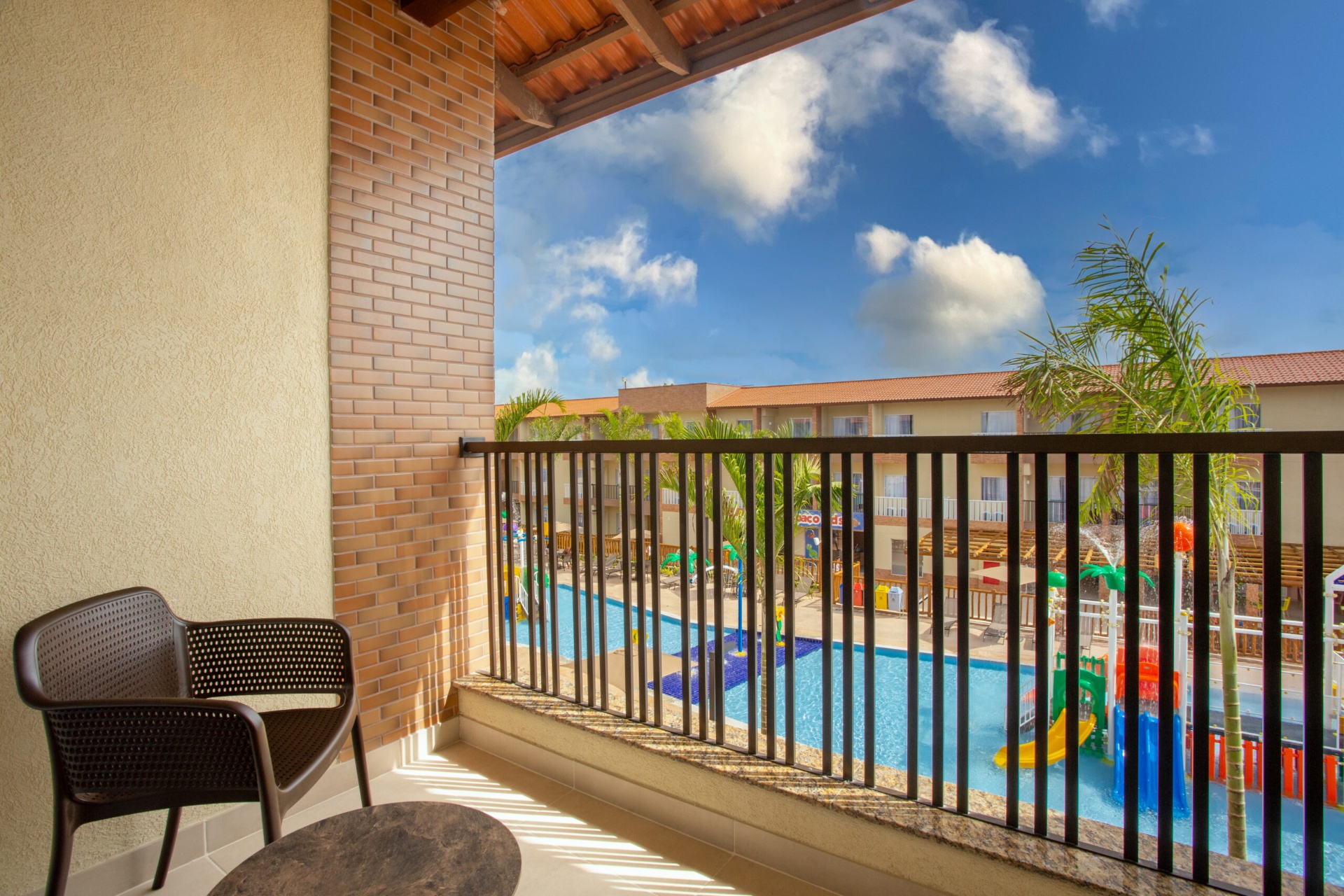 Varanda do apartamento com vista para o parque aquático
