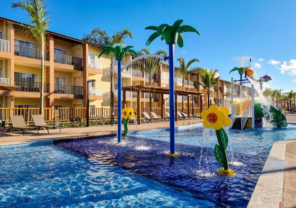Parque aquático infantil com fontes e palmeiras