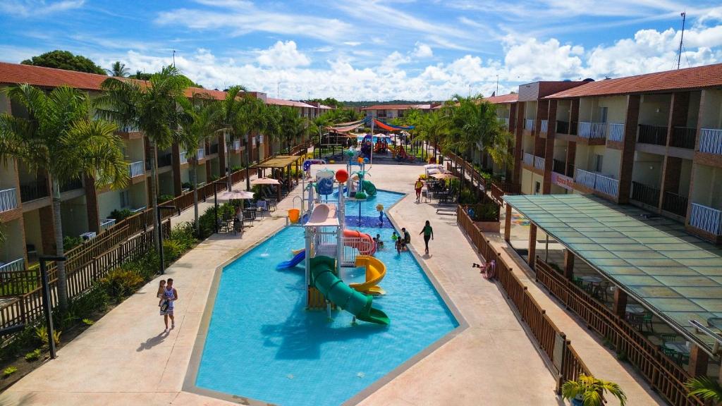 Vista aérea do complexo de piscinas e parque aquático