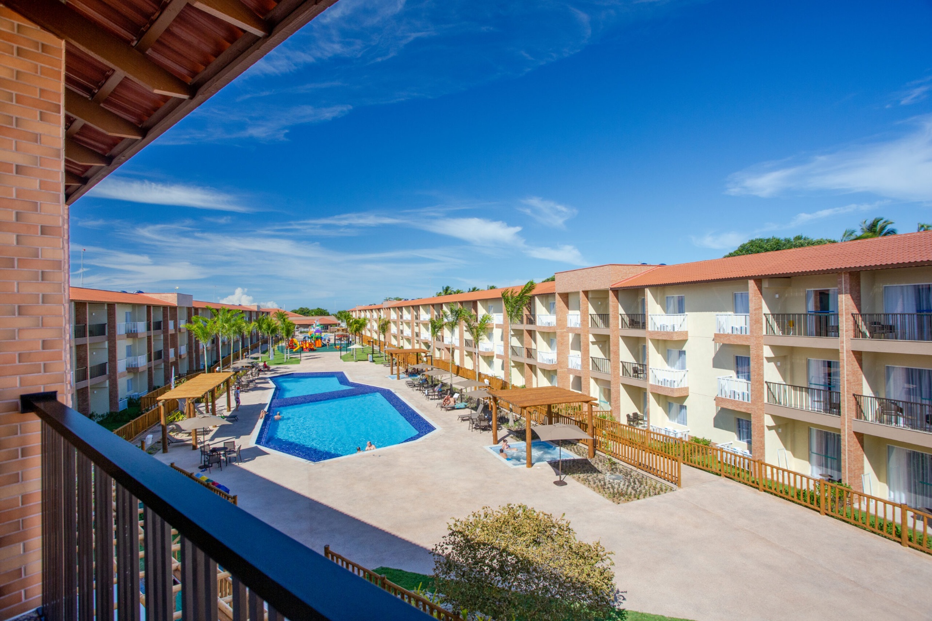 Vista aérea do resort com piscinas e prédios