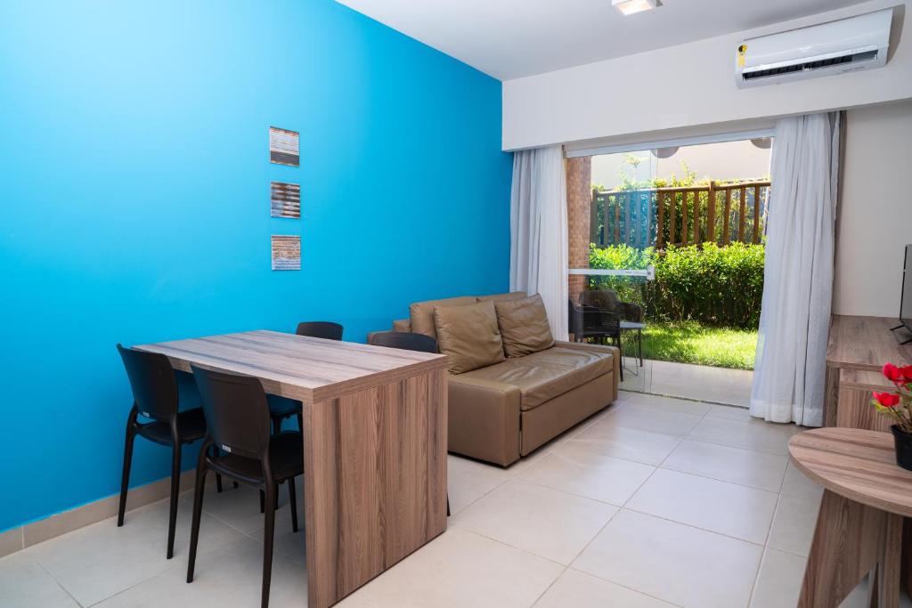 Sala de estar do apartamento com varanda e jardim